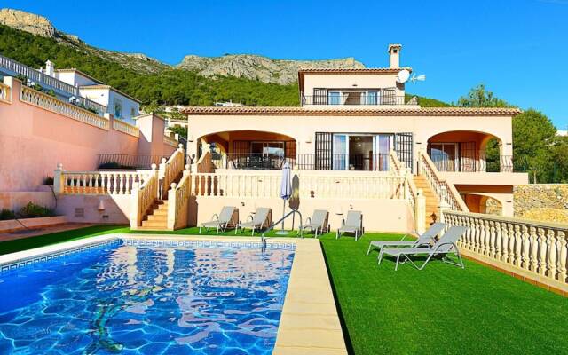 Villa - 4 Bedrooms with Pool, WiFi and Sea views - 104970