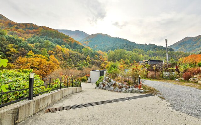 Gapyeong baeknak Flat House
