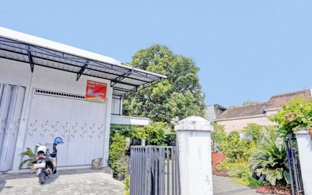 OYO Life 92937 Kost Putri Sarkara Syariah