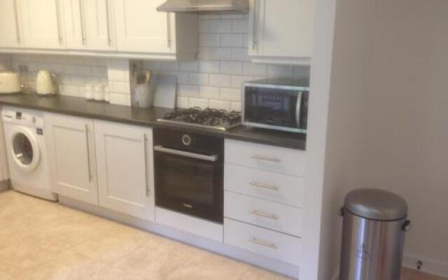 The Beeches 2 - Serviced Duplex Apartment