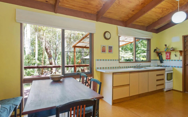 Caseys Pet Friendly Beach Cottage – Balcony – Mystery Bay