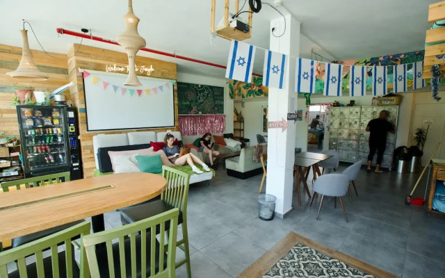 Jungle Jaffa Hostel Age 18 to 45