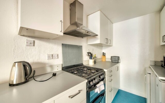 Colourful West-end Apartment - 2 Double Bedrooms 4 Guests!
