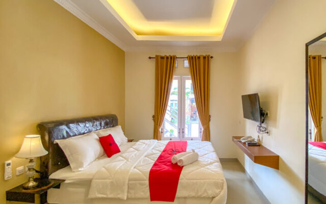 RedDoorz Premium near Museum Angkut Batu 3