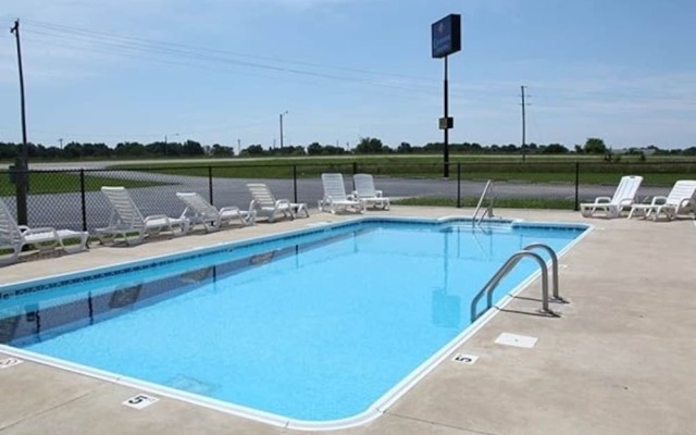 Centerstone Inn & Suites Carlyle