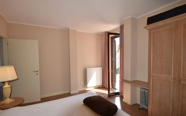 Lakeview apartment in Oggebbio with swimming pool
