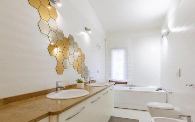 villa with private pool and air conditioning