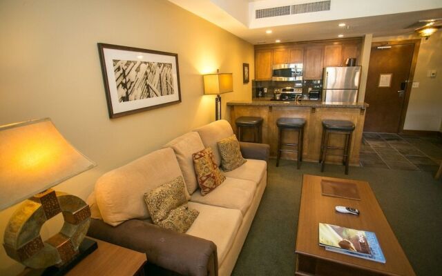 Sundial Lodge Condo Steps from Red Pine Gondola by RedAwning