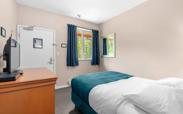 Squamish Adventure Inn & Hostel