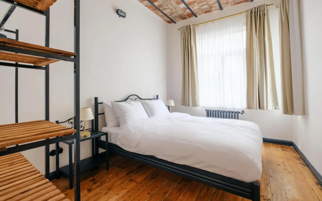 Flat With Balcony 8 min to Istiklal Avenue