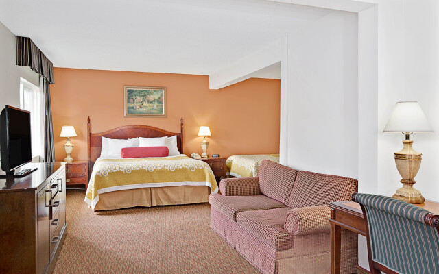 MC Pacific Inn & Suites