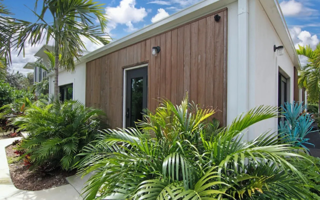 Palm Paradise Retreat Sleeps 4