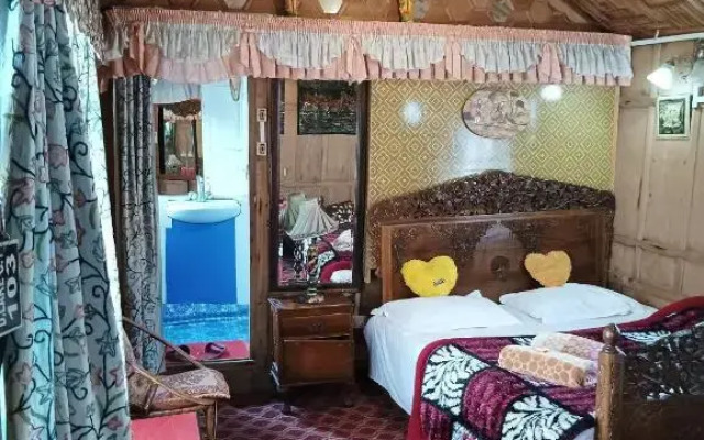New minar group of houseboats