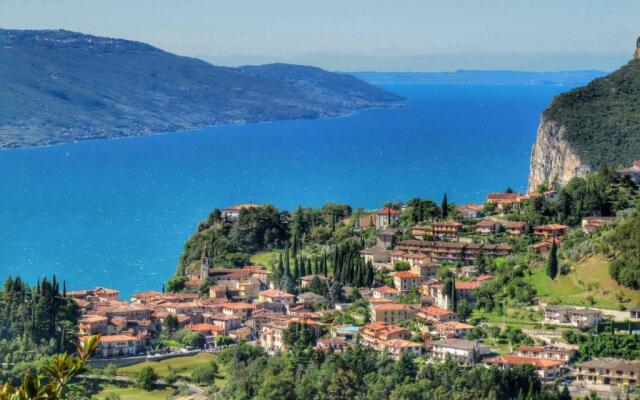 La Quiete 29 Lake view Apartment by Gardadomusmea