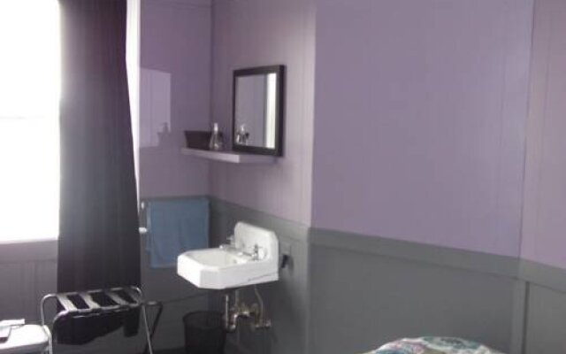 Quinsam Hotel