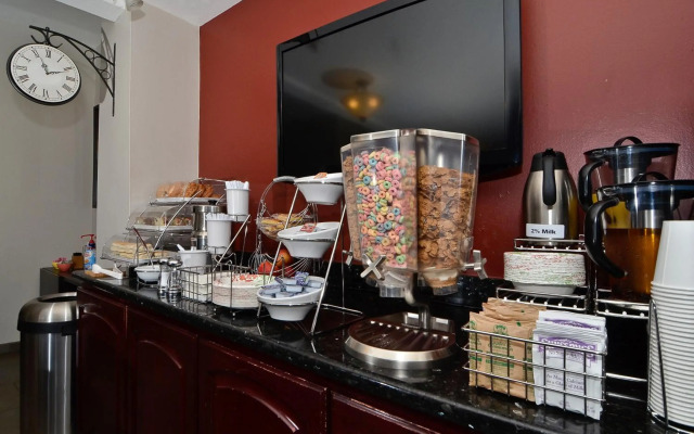 Clackamas Inn & Suites