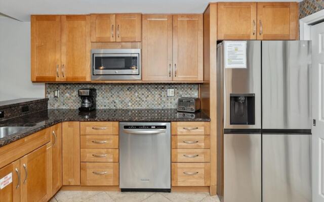 Shoreline Towers 1052 2 Bedroom Condo by RedAwning