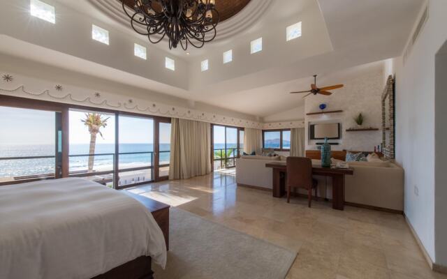 Outstanding Beachfront for up to 15 People: Villa Delfines