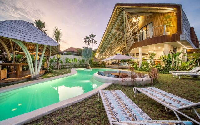 Stunning Architecture 5BR Bamboo With Tropical Pool Villa in Umalas