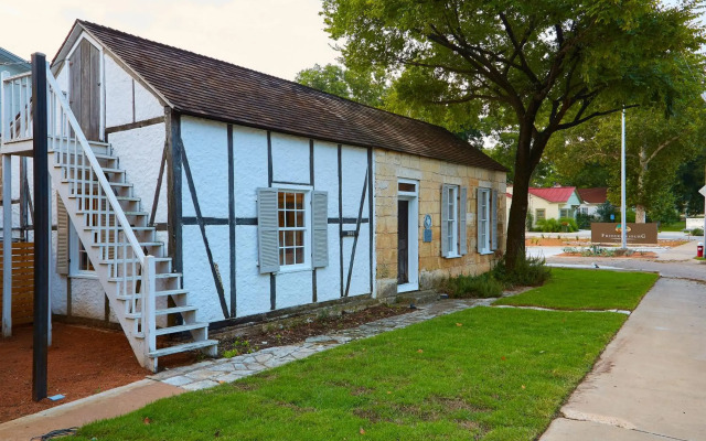 Fredericksburg Inn & Suites
