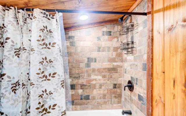 Gatlinburg Cabin: Hot Tub & River Views