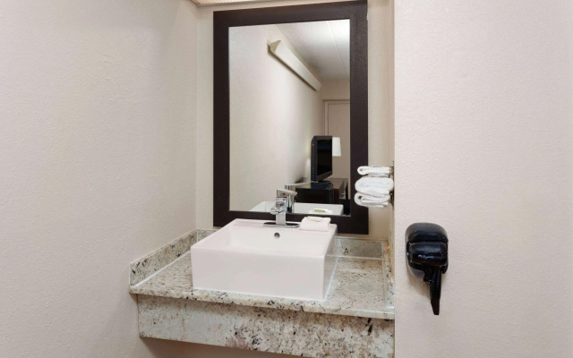 Travelodge by Wyndham Peoria