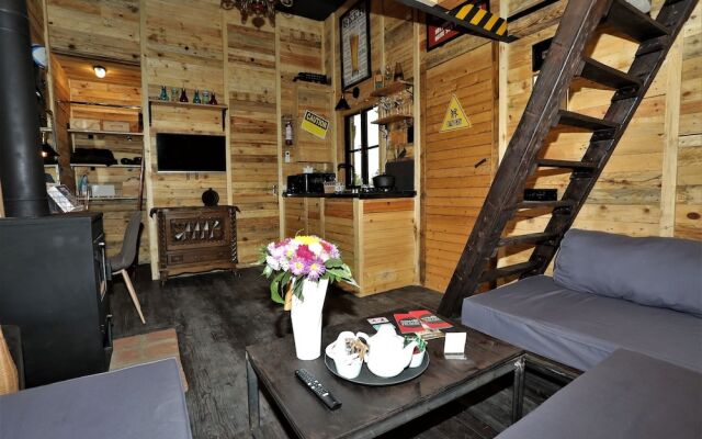 Falcon Apartments - Terrace