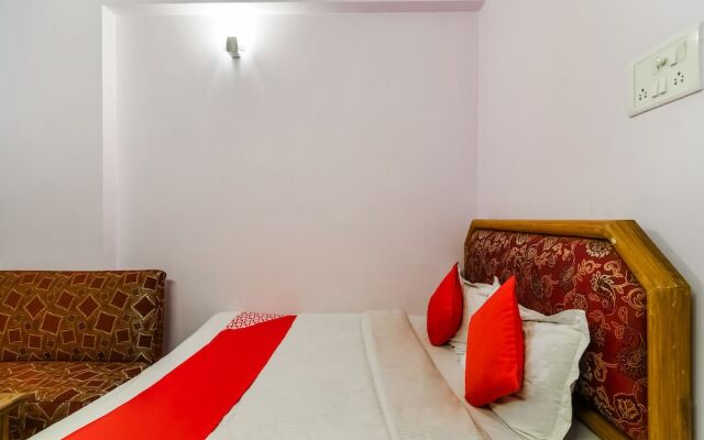 OYO 11732 Maharaja Inn