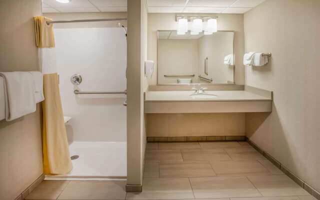 Days Inn & Suites by Wyndham Duluth by the Mall