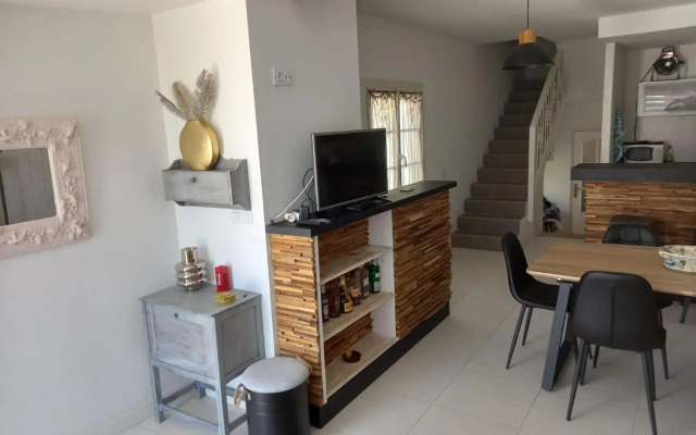 House with free parking, barbeque air conditioning