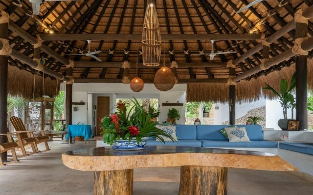 Relaxing Tropical Island Chalet w Private Pool and Beach in Bar