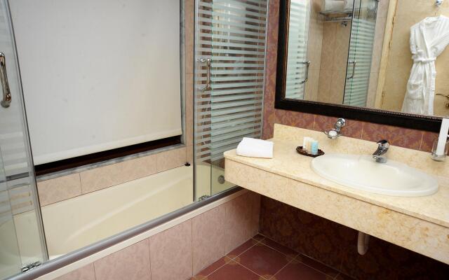 Queen's Suite Hotel
