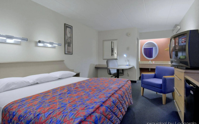 Super 8 by Wyndham Deerfield/Northbrook