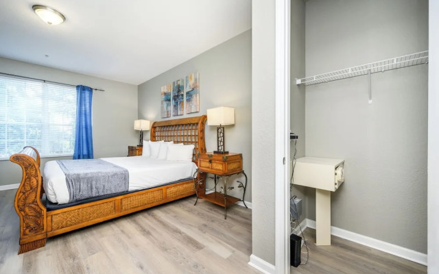 Beautiful Lake View Condo, Vista Cay-1004