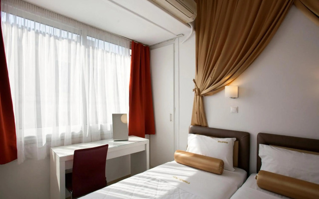 Metropolis Hotel