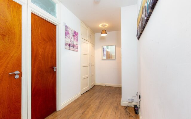 Broxbourne House - Deluxe Guest Room 2