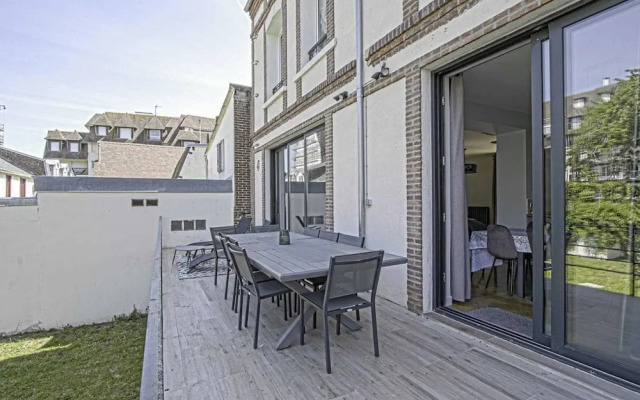 House for 18 People With Cinema Place Morny