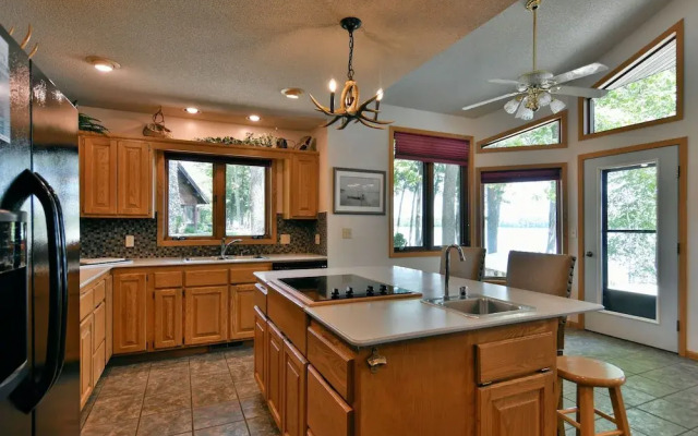 Cheif Lake Lodge 4 Bedroom Home by RedAwning