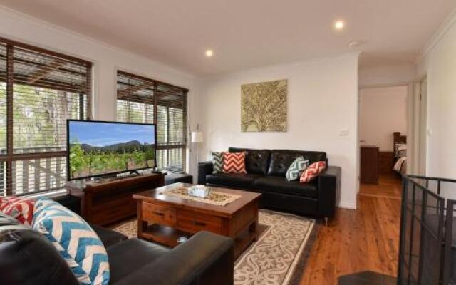 Kangaroo Cottage - cute Accom in bushland setting