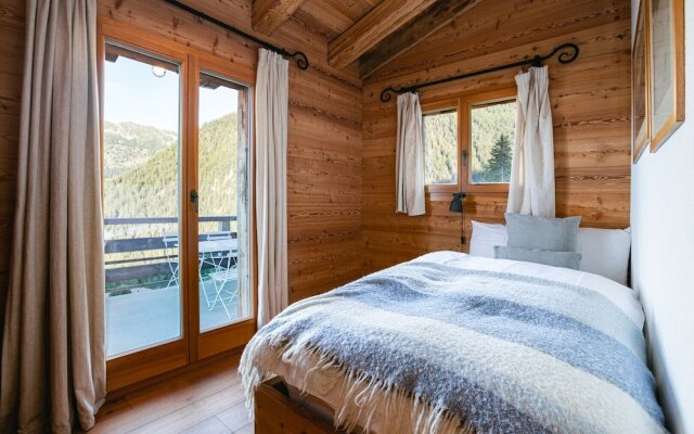 Authentic Swiss Spa Chalet Hot Tub & Sauna