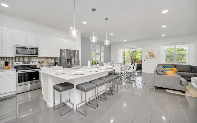 Stunning Bright Family Home Sleeps 25 Bl102