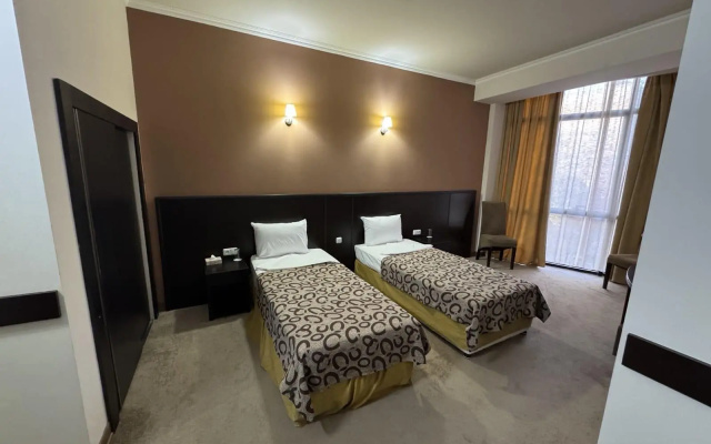 C - Hotel (С - Отель)
