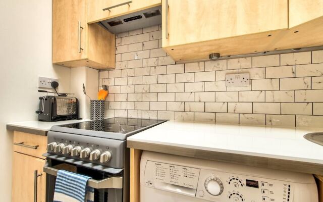 Cool St Stephen Street Apartment: Prime New Town Location