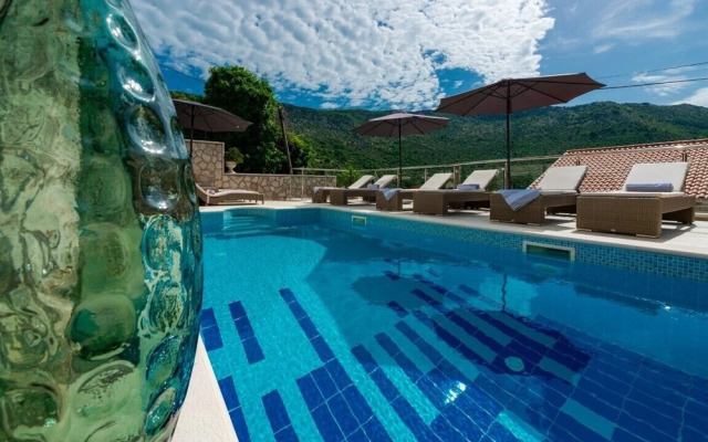Stylish Home With Private Heated Pool Basketball Court