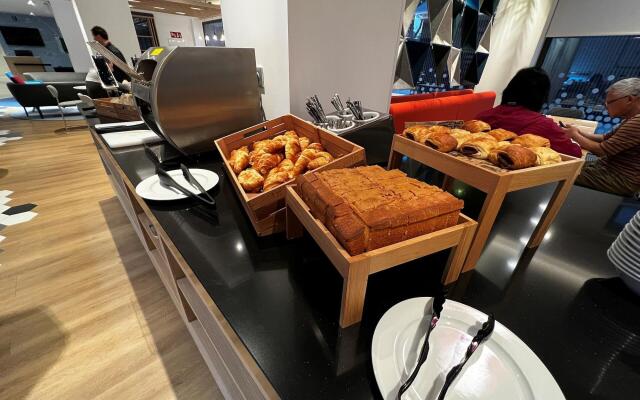 Holiday Inn Express Madrid Airport by IHG