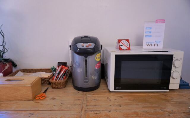 Two Gals And The Pig - Hostel