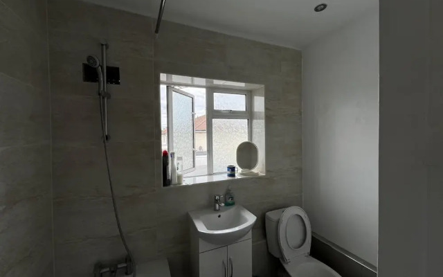 BnJ Luxury 2 Bedroom Cozy Retreat in Borehamwood