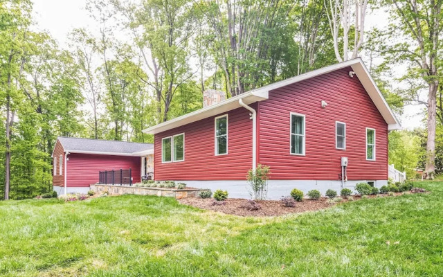Woodhaven: Your Serene Countryside Escape 5 Bedroom Farmhouse by RedAwning