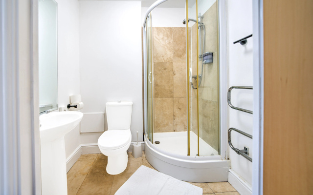 GO2 Gloucester Hotel by OYO