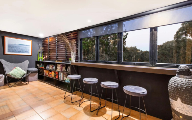 Cool Noosa Home. Central location. A/C. Gym. WIFI. Netflix
